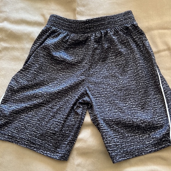 Puma like new boy shorts - Picture 2 of 3